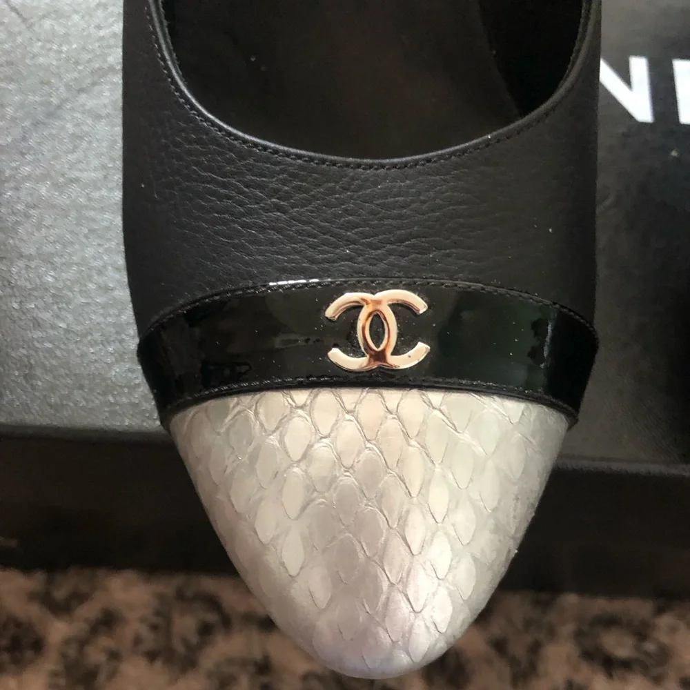 2019 Interlocking CC Logo Chanel Leather Pumps - Picture 9 of 13